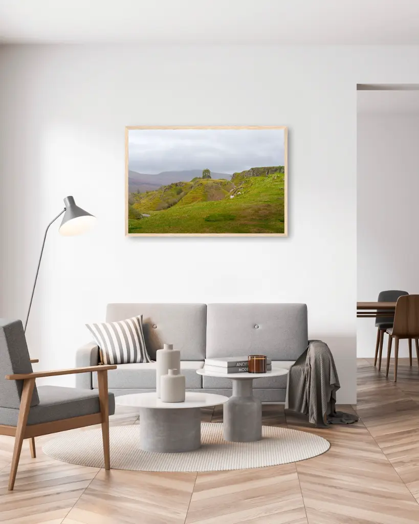 Fairy_glen_montagne_scotland_poster_cadre_2_salon_gris_tissus_moderne.webp