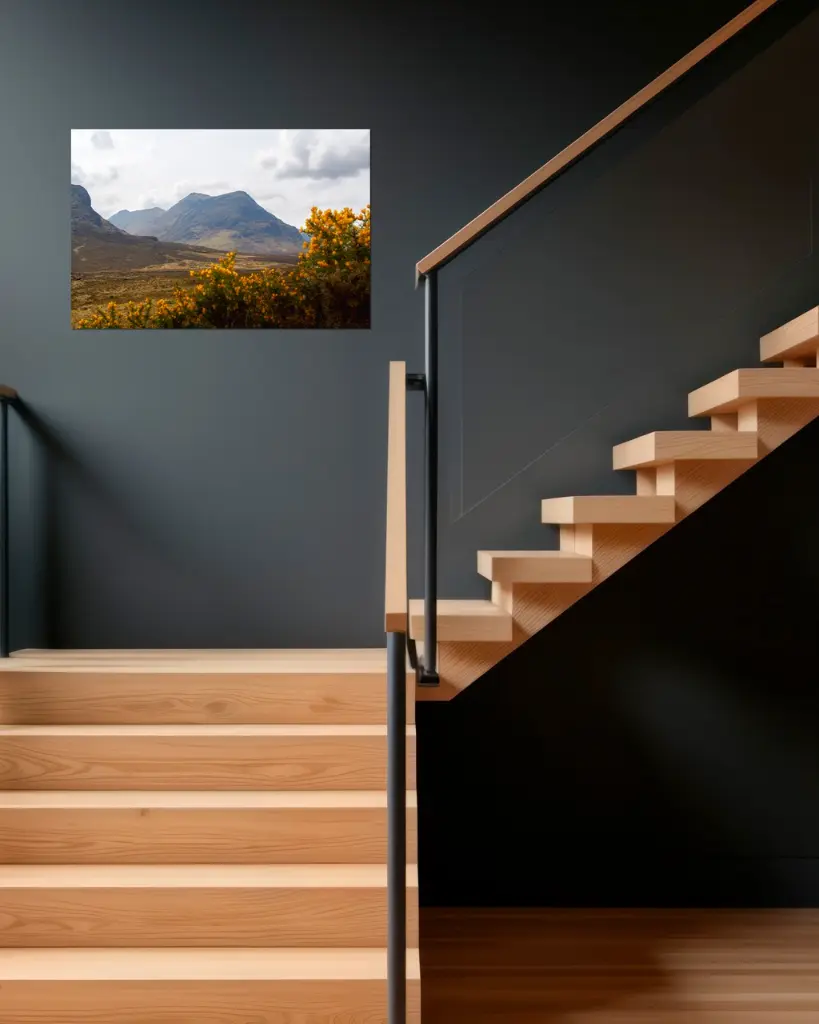 Glencoe_vallee_fleur_jaune_montagne_scotland_aluminium_5_escalier_bois_moderne.webp
