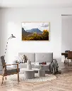 Glencoe_vallee_fleur_jaune_montagne_scotland_poster_cadre_2_salon_gris_tissus_moderne.webp