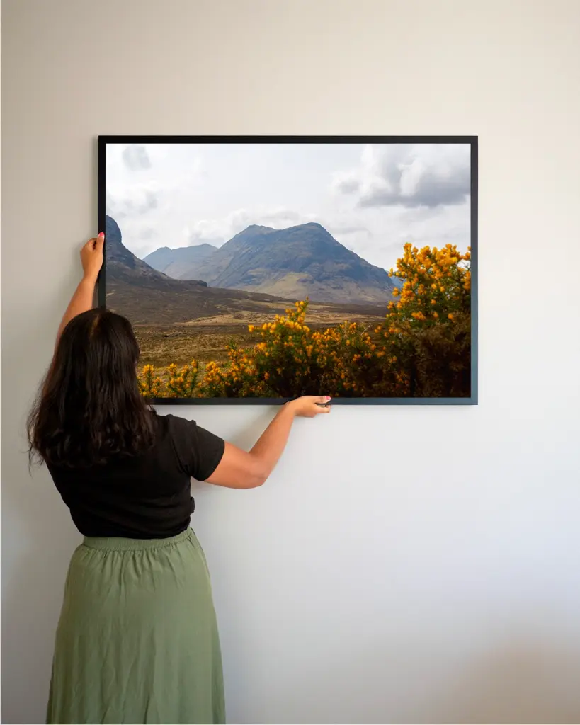 Glencoe_vallee_fleur_jaune_montagne_scotland_poster_cadre_3_femme_mur.webp
