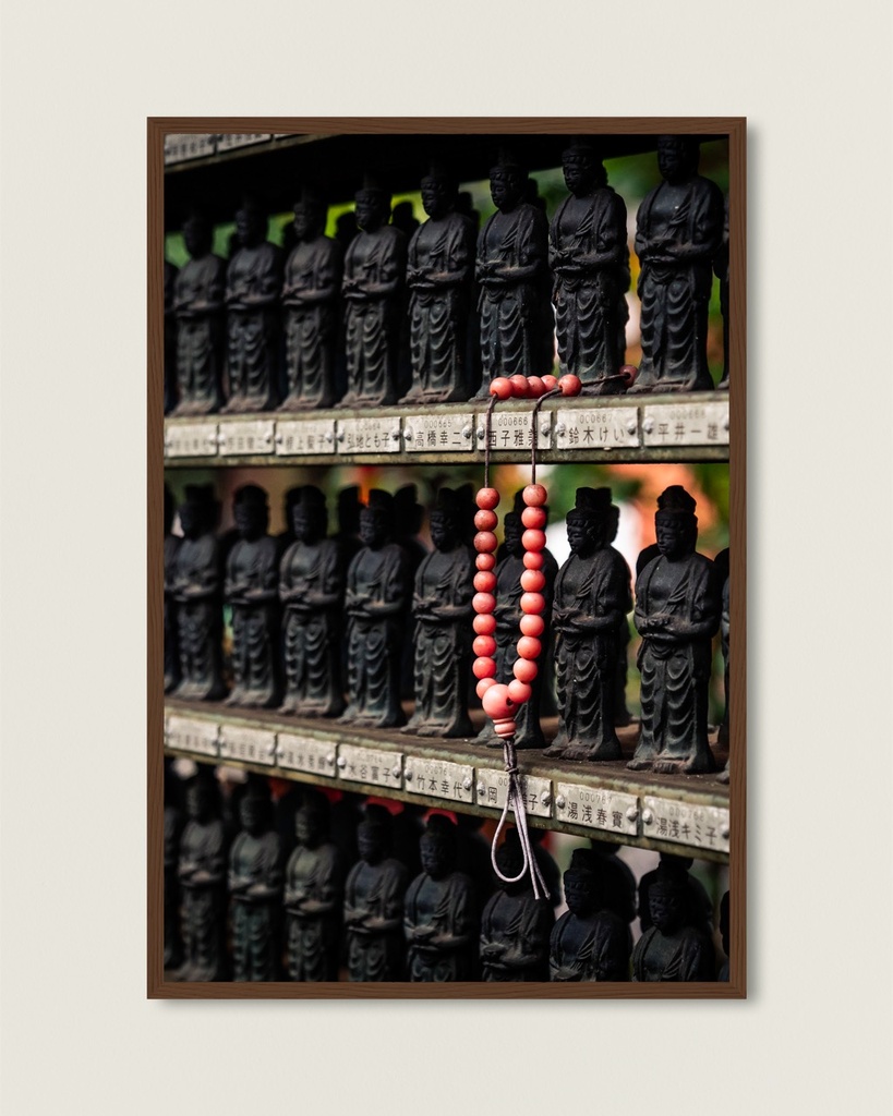 Bracelet et statuettes bouddhistes – Photo d’art Japon - Poster encadré (21x29.7 cm / 8x12", Dark wood frame)