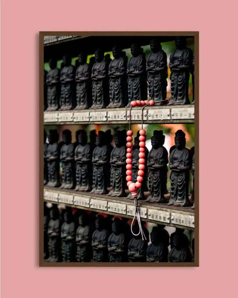 Bracelet et statuettes bouddhistes – Photo d’art Japon - Poster encadré