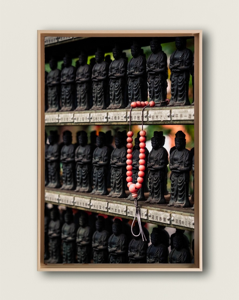 Bracelet et statuettes bouddhistes – Photo d’art Japon - Toile encadrée (20x30 cm / 8x12″, Wood frame)