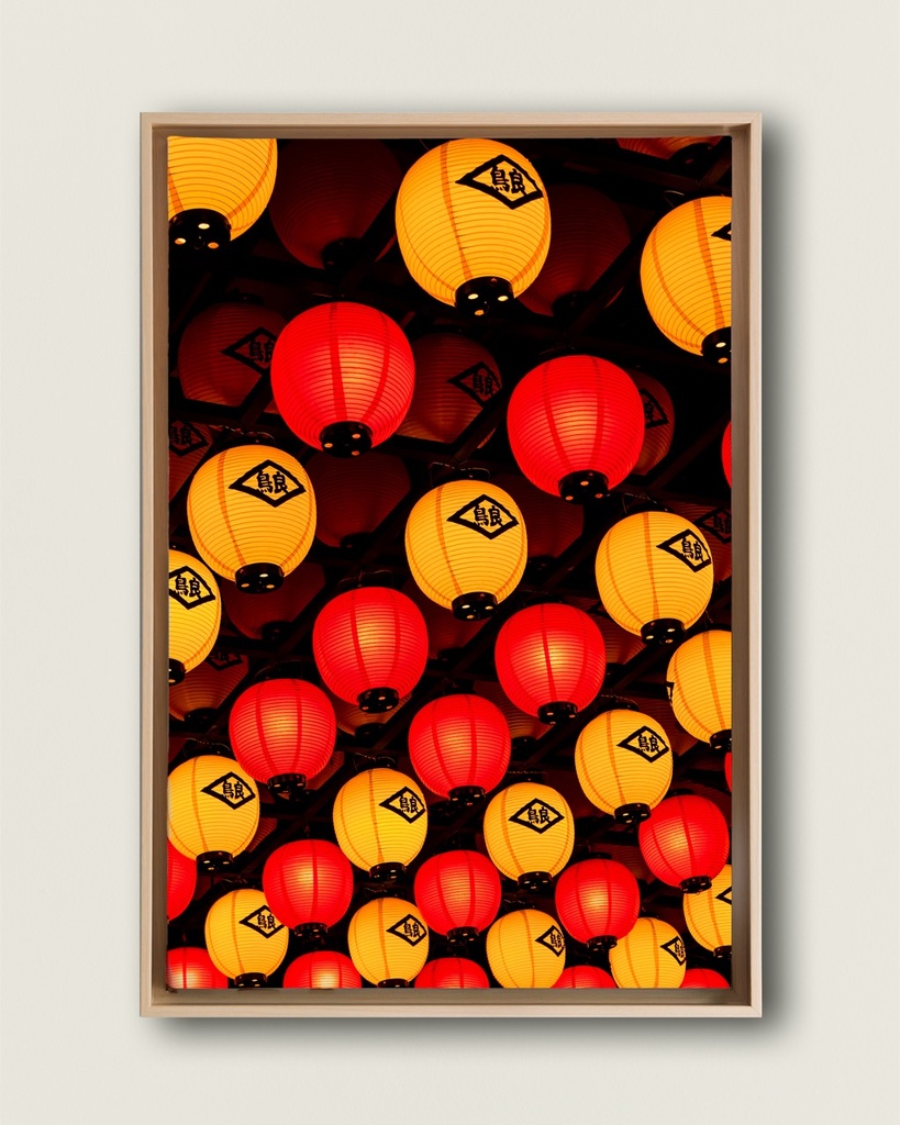 Lanternes japonaises rouges et jaunes – Photo d’art Japon - Toile encadrée (20x30 cm / 8x12″, Wood frame)