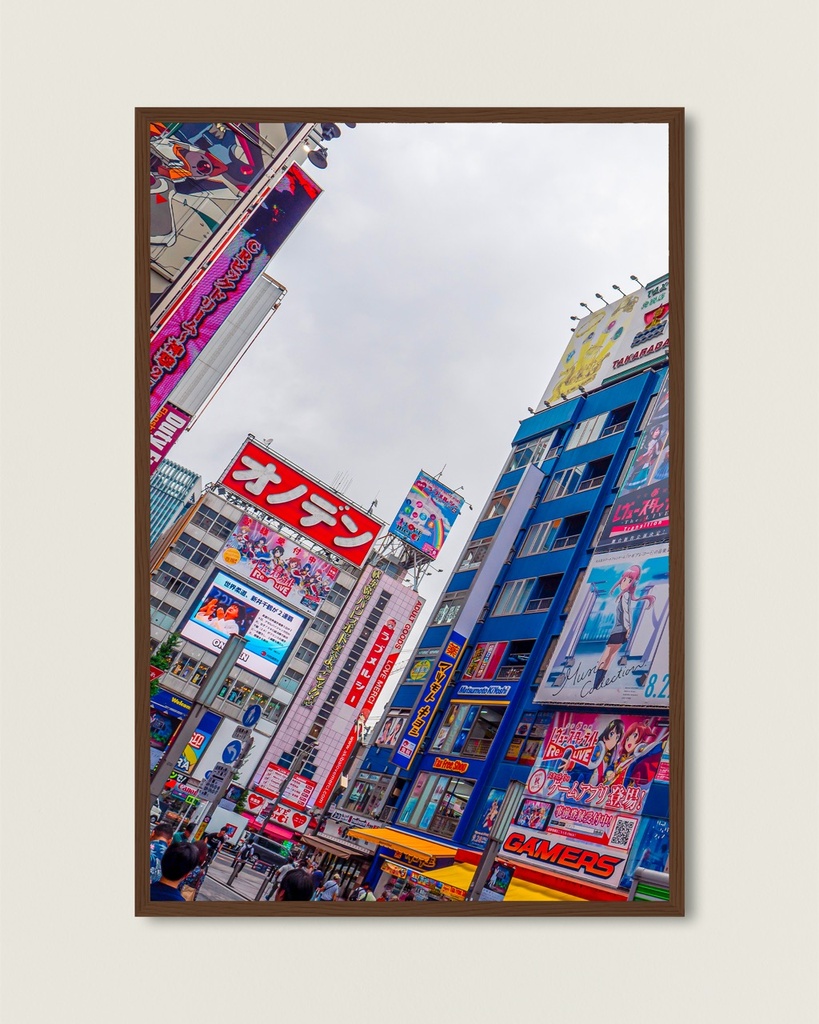 Tokyo Akihabara – Photo d’art Japon - Poster encadré (21x29.7 cm / 8x12", Dark wood frame)