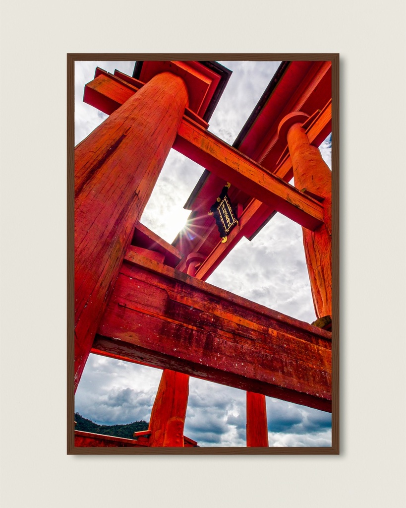 Torii de Miyajima contre-jour – Photo d’art Japon - Poster encadré (21x29.7 cm / 8x12", Dark wood frame)