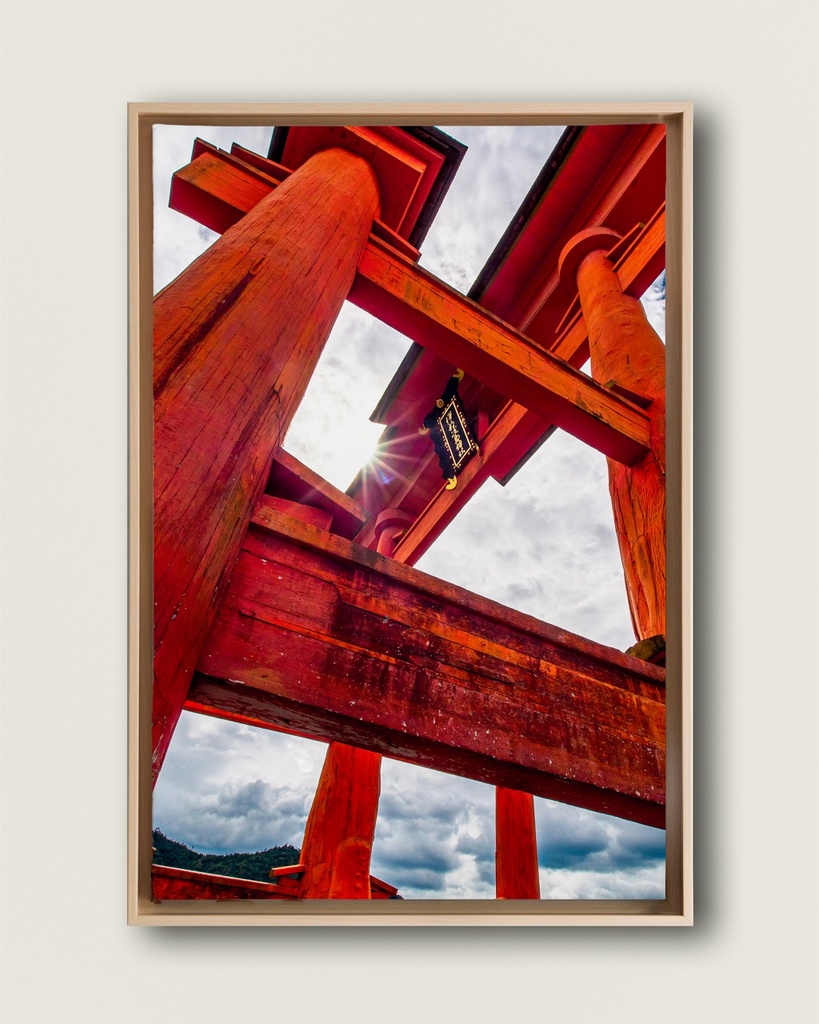 Torii de Miyajima contre-jour – Photo d’art Japon - Toile encadrée (20x30 cm / 8x12″, Wood frame)