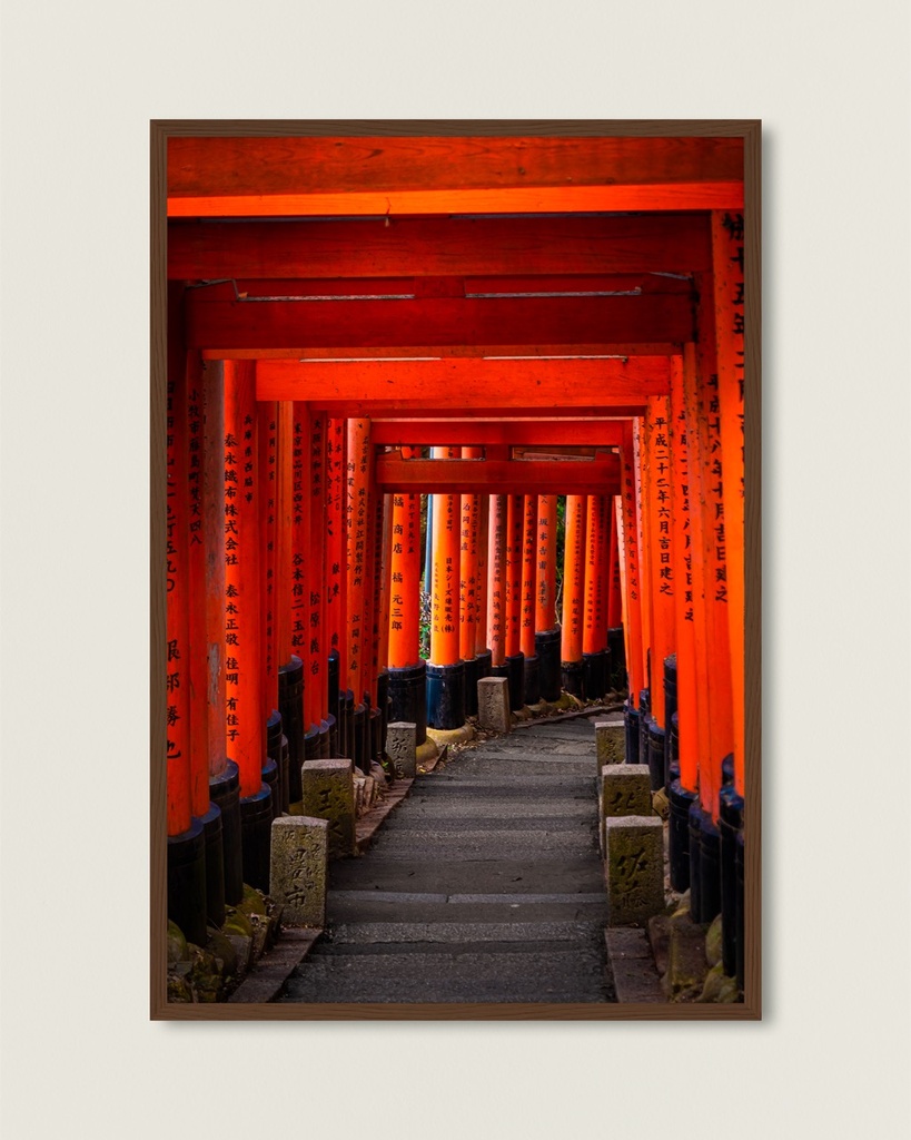 Tunnel de torii Fushimi Inari – Photo d’art Japon - Poster encadré (21x29.7 cm / 8x12", Dark wood frame)