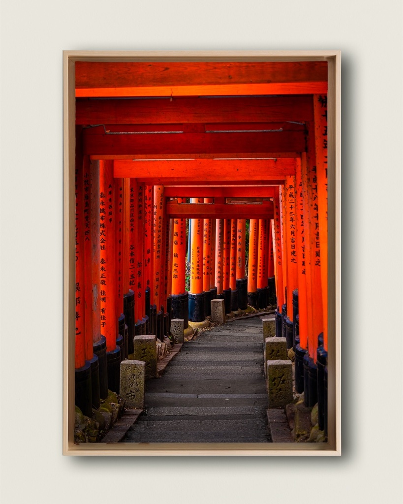 Tunnel de torii Fushimi Inari – Photo d’art Japon - Toile encadrée (20x30 cm / 8x12″, Wood frame)