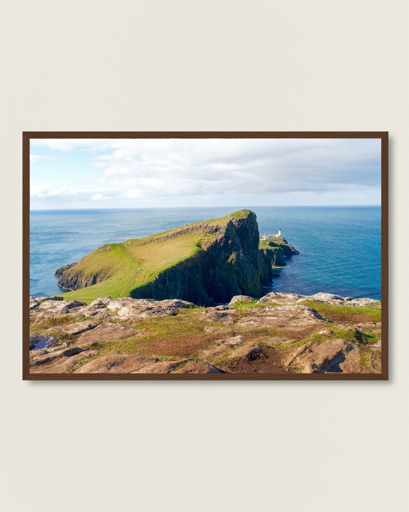 POSTER ENCADRÉ – Comme un air de bout du monde à Neist Point, Écosse (21x29.7 cm / 8x12", Dark wood frame)