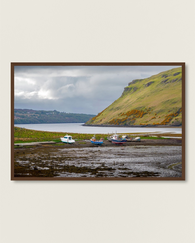 POSTER ENCADRÉ – En attendant de reprendre la mer, Île de Skye, Écosse (21x29.7 cm / 8x12", Dark wood frame)