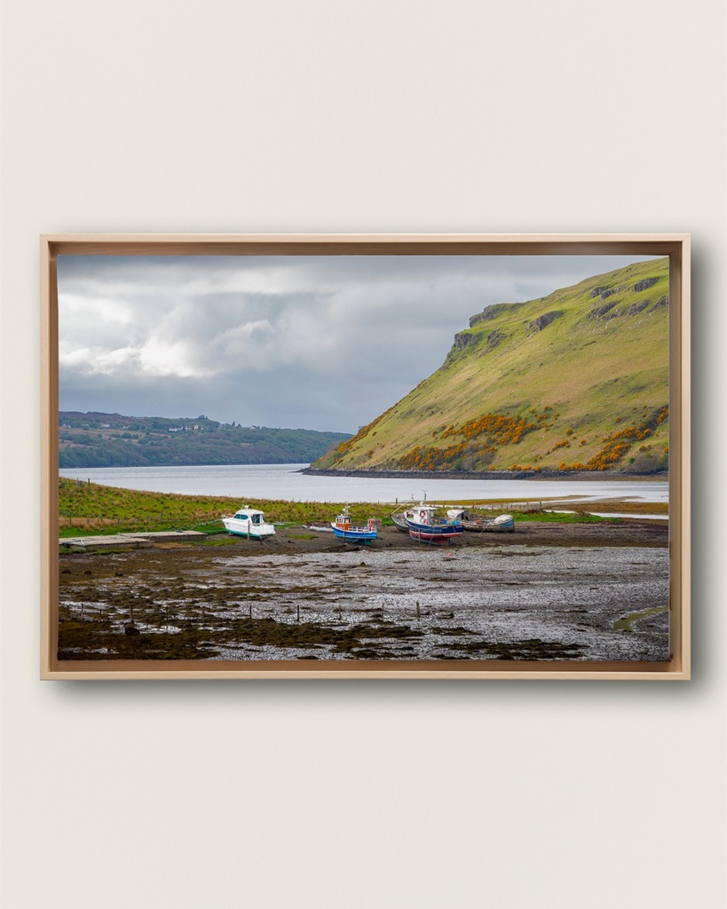 TOILE ENCADRÉE – En attendant de reprendre la mer, Île de Skye, Écosse (20x30 cm / 8x12″, Wood frame)