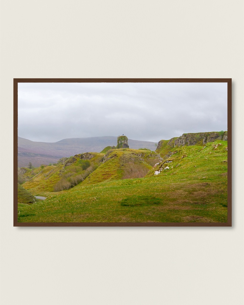 POSTER ENCADRÉ – Un instant suspendu à Fairy Glen, Écosse (21x29.7 cm / 8x12", Dark wood frame)