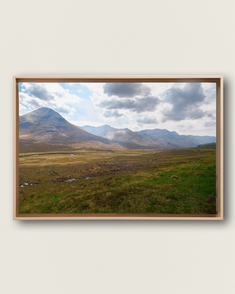TOILE ENCADRÉE – Quand les nuages dessinent la lumière dans la vallée d’Aonach air Chrith, Écosse (20x30 cm / 8x12″, Wood frame)