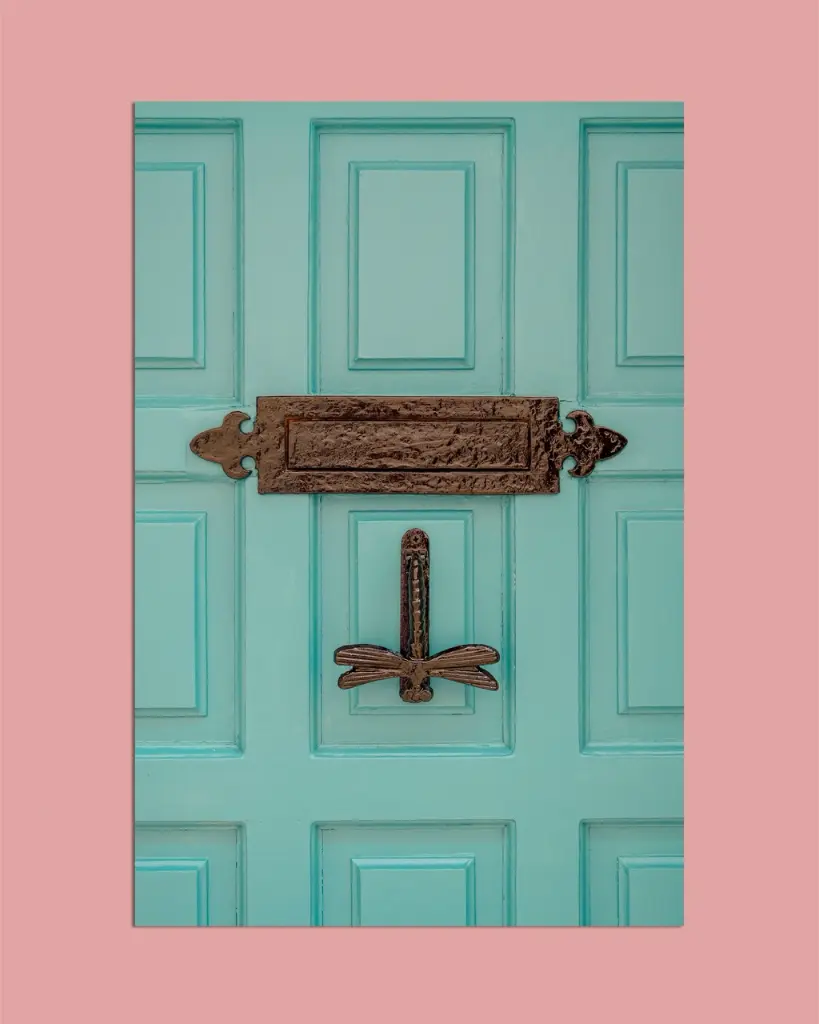 Photographie Porte Turquoise & Heurtoir Libellule – Décoration Murale Bohème – Photo de Voyage France – Tournon-d’Agenais - Aluminium