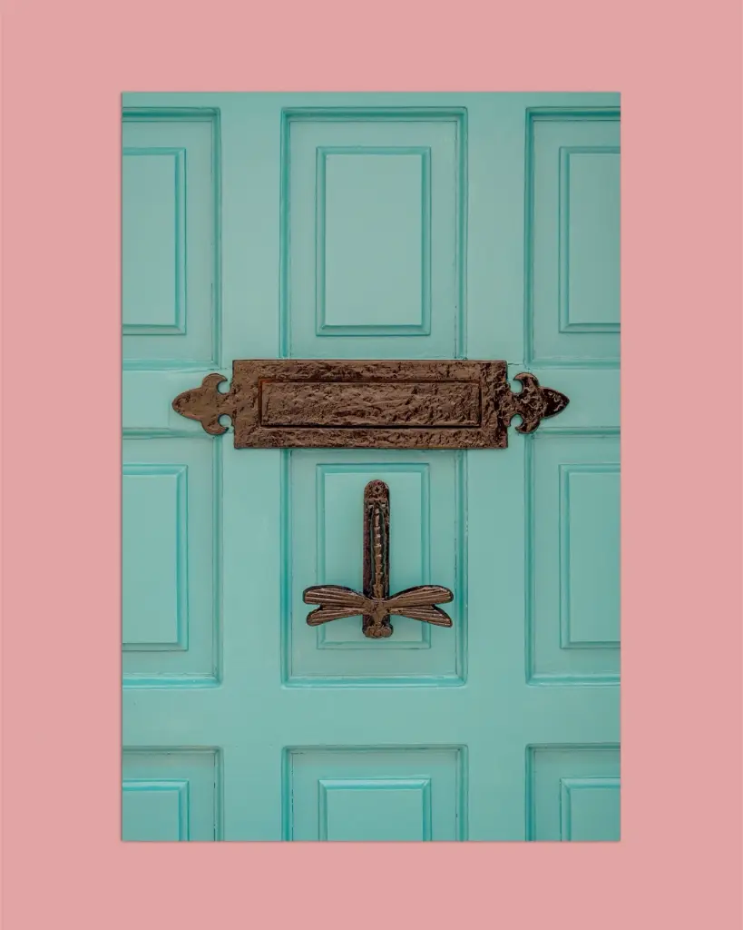 Photographie Porte Turquoise & Heurtoir Libellule – Décoration Murale Bohème – Photo de Voyage France – Tournon-d’Agenais - Tirage d'art