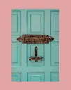 Photographie Porte Turquoise & Heurtoir Libellule – Décoration Murale Bohème – Photo de Voyage France – Tournon-d’Agenais - Tirage d'art