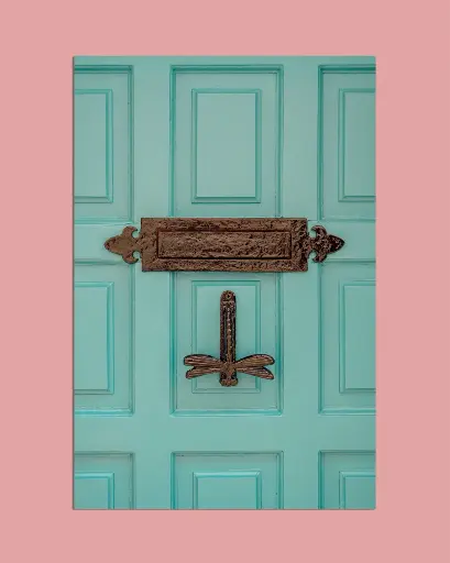 Photographie Porte Turquoise & Heurtoir Libellule – Décoration Murale Bohème – Photo de Voyage France – Tournon-d’Agenais - Aluminium