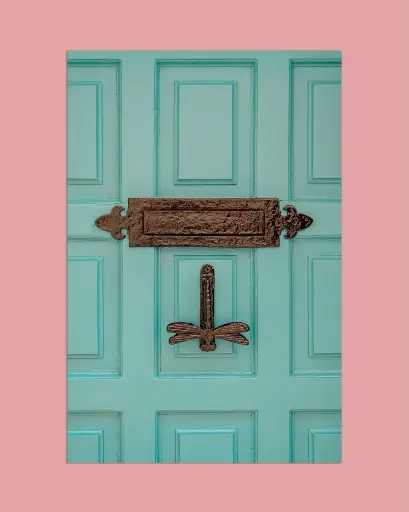 Photographie Porte Turquoise & Heurtoir Libellule – Décoration Murale Bohème – Photo de Voyage France – Tournon-d’Agenais - Tirage d'art