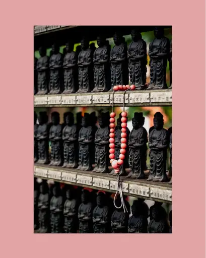 Bracelet et statuettes bouddhistes – Photo d’art Japon - Tirage d'art