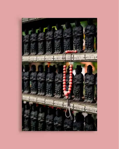Bracelet et statuettes bouddhistes – Photo d’art Japon - Toile
