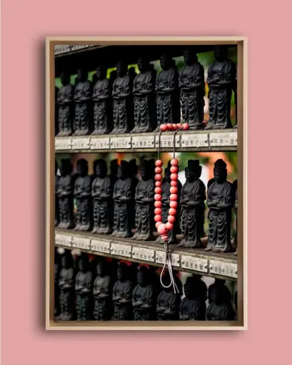 Bracelet et statuettes bouddhistes – Photo d’art Japon - Toile encadrée